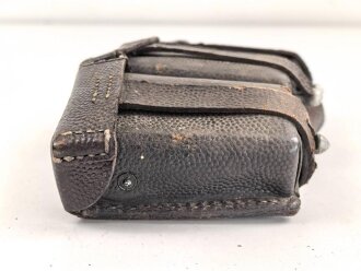 Patronentasche zum K98 Wehrmacht ( für 6 Ladestreifen) gebraucht, datiert 1940. Leicht angetrocknet, ein Verschlussriemen seitlich eingerissen