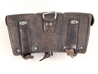 Patronentasche zum K98 Wehrmacht ( für 6 Ladestreifen) gebraucht, datiert 1940. Leicht angetrocknet, ein Verschlussriemen seitlich eingerissen