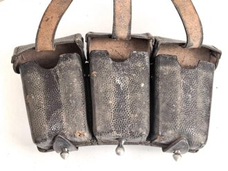 Patronentasche zum K98 Wehrmacht ( für 6 Ladestreifen) gebraucht, datiert 1940. Leicht angetrocknet, ein Verschlussriemen seitlich eingerissen