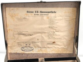 "Kleine Luftschutz Hausapotheke" Pappe, Maße etwa 26 x 29 x 16cm. Guter Zustand, leer
