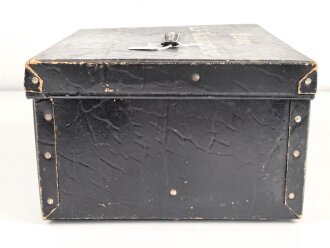 "Kleine Luftschutz Hausapotheke" Pappe, Maße etwa 26 x 29 x 16cm. Guter Zustand, leer