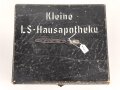 "Kleine Luftschutz Hausapotheke" Pappe, Maße etwa 26 x 29 x 16cm. Guter Zustand, leer