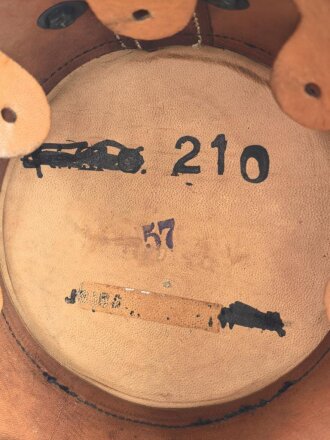Tschako Polizei Württemberg, Im Innenfutter datiert 1933. Bei Vorder- und Hinterschirm je die naht lose , sonst guter Gesamtzustand