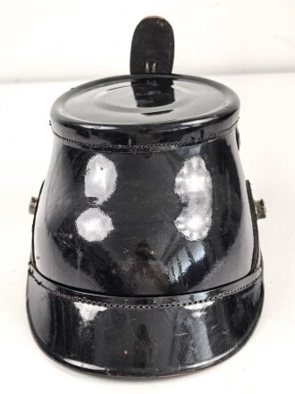 Tschako Polizei Württemberg, Im Innenfutter datiert 1933. Bei Vorder- und Hinterschirm je die naht lose , sonst guter Gesamtzustand
