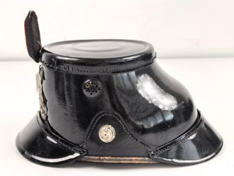 Tschako Polizei Württemberg, Im Innenfutter datiert 1933. Bei Vorder- und Hinterschirm je die naht lose , sonst guter Gesamtzustand