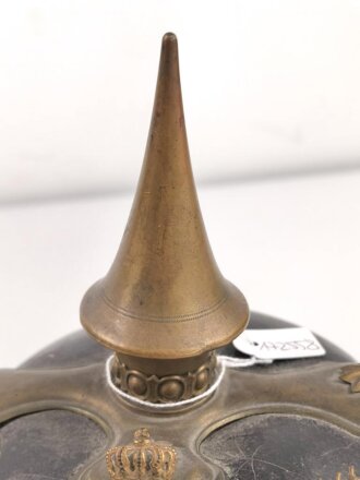 Württemberg, Pickelhaube für einen Reserveoffizier. Ungereinigtes Stück im Fundzustand.