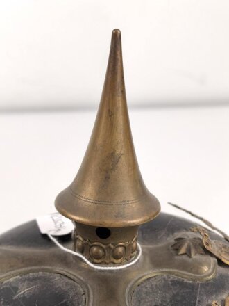 Württemberg, Pickelhaube für einen Reserveoffizier. Ungereinigtes Stück im Fundzustand.