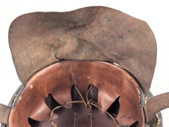 1.Weltkrieg, Schutzhelm für Angehörige der Fliegertruppe. Stark getragenes Stück, datiert 1916 oder 18.