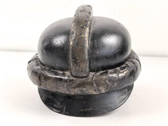 1.Weltkrieg, Schutzhelm für Angehörige der Fliegertruppe. Stark getragenes Stück, datiert 1916 oder 18.