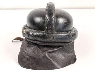 1.Weltkrieg, Schutzhelm für Angehörige der Fliegertruppe. Stark getragenes Stück, datiert 1916 oder 18.