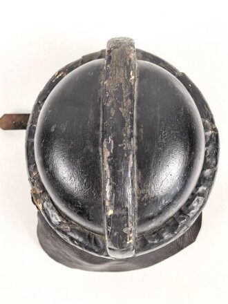 1.Weltkrieg, Schutzhelm für Angehörige der Fliegertruppe. Stark getragenes Stück, datiert 1916 oder 18.