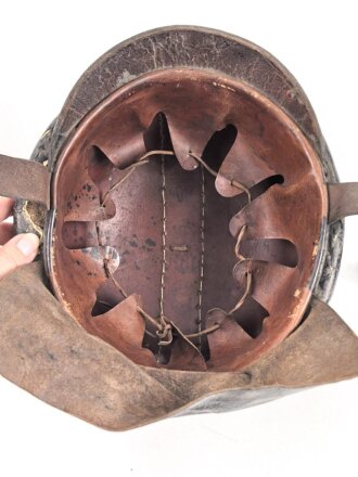 1.Weltkrieg, Schutzhelm für Angehörige der Fliegertruppe. Stark getragenes Stück, datiert 1916 oder 18.