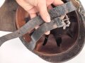 1.Weltkrieg, Schutzhelm für Angehörige der Fliegertruppe. Stark getragenes Stück, datiert 1916 oder 18.