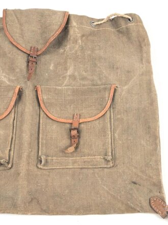 Rucksack, meist aus Wehrmachtsrestbeständen gefertigt, typische Arbeit direkt aus der Nachkriegszeit