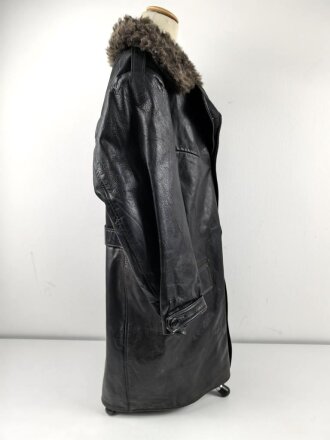 Schwarze, halblange Lederjacke mit Fellkragen. Guter Zustand, sicherlich zivile Fertigung, Einzelstück aus Filmfundus.
