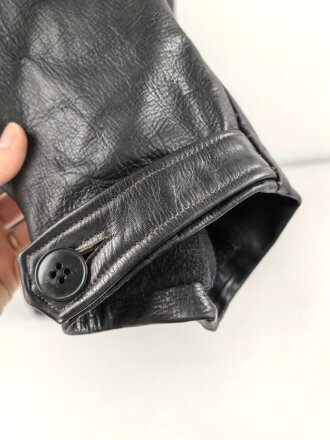 Schwarze, halblange Lederjacke mit Fellkragen. Guter Zustand, sicherlich zivile Fertigung, Einzelstück aus Filmfundus.
