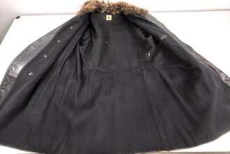 Schwarze, halblange Lederjacke mit Fellkragen. Guter Zustand, sicherlich zivile Fertigung, Einzelstück aus Filmfundus.