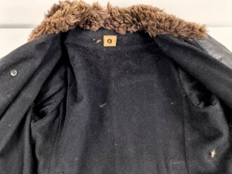 Schwarze, halblange Lederjacke mit Fellkragen. Guter Zustand, sicherlich zivile Fertigung, Einzelstück aus Filmfundus.