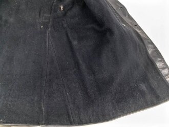 Schwarze, halblange Lederjacke mit Fellkragen. Guter Zustand, sicherlich zivile Fertigung, Einzelstück aus Filmfundus.