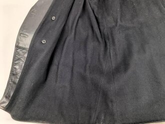 Schwarze, halblange Lederjacke mit Fellkragen. Guter Zustand, sicherlich zivile Fertigung, Einzelstück aus Filmfundus.