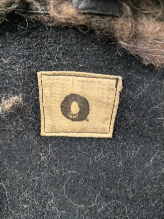 Schwarze, halblange Lederjacke mit Fellkragen. Guter Zustand, sicherlich zivile Fertigung, Einzelstück aus Filmfundus.