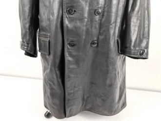 Schwarze, halblange Lederjacke mit Fellkragen. Guter Zustand, sicherlich zivile Fertigung, Einzelstück aus Filmfundus.