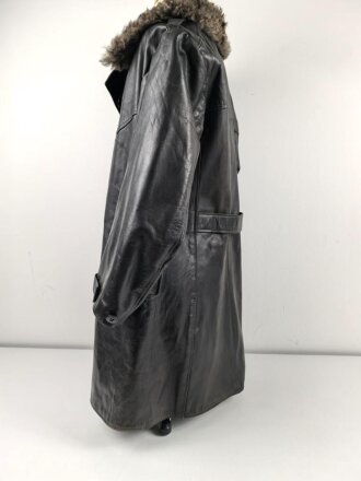 Schwarze, halblange Lederjacke mit Fellkragen. Guter Zustand, sicherlich zivile Fertigung, Einzelstück aus Filmfundus.