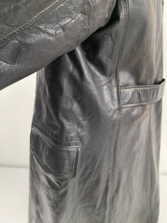 Schwarze, halblange Lederjacke mit Fellkragen. Guter Zustand, sicherlich zivile Fertigung, Einzelstück aus Filmfundus.
