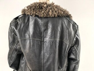 Schwarze, halblange Lederjacke mit Fellkragen. Guter Zustand, sicherlich zivile Fertigung, Einzelstück aus Filmfundus.