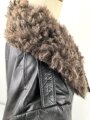 Schwarze, halblange Lederjacke mit Fellkragen. Guter Zustand, sicherlich zivile Fertigung, Einzelstück aus Filmfundus.