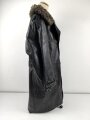 Schwarze, halblange Lederjacke mit Fellkragen. Guter Zustand, sicherlich zivile Fertigung, Einzelstück aus Filmfundus.