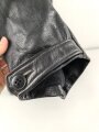 Schwarze, halblange Lederjacke mit Fellkragen. Guter Zustand, sicherlich zivile Fertigung, Einzelstück aus Filmfundus.