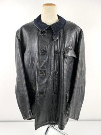 Schwarze Lederjacke mit dunkelblauem Filzkragen. Guter Zustand, sicherlich zivile Fertigung, Einzelstück aus Filmfundus.