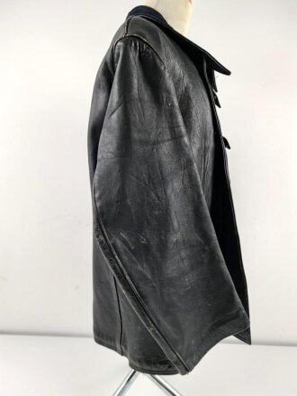 Schwarze Lederjacke mit dunkelblauem Filzkragen. Guter Zustand, sicherlich zivile Fertigung, Einzelstück aus Filmfundus.