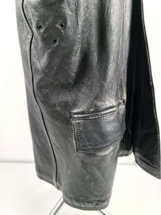 Schwarze Lederjacke mit dunkelblauem Filzkragen. Guter Zustand, sicherlich zivile Fertigung, Einzelstück aus Filmfundus.