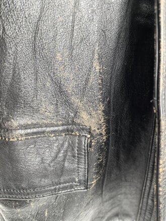 Schwarze Lederjacke mit dunkelblauem Filzkragen. Guter Zustand, sicherlich zivile Fertigung, Einzelstück aus Filmfundus.