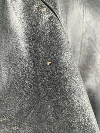 Schwarze Lederjacke mit dunkelblauem Filzkragen. Guter Zustand, sicherlich zivile Fertigung, Einzelstück aus Filmfundus.