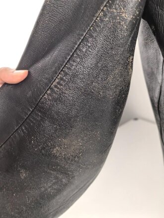 Schwarze Lederjacke mit dunkelblauem Filzkragen. Guter Zustand, sicherlich zivile Fertigung, Einzelstück aus Filmfundus.