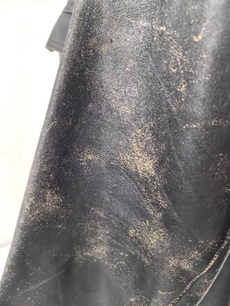 Schwarze Lederjacke mit dunkelblauem Filzkragen. Guter Zustand, sicherlich zivile Fertigung, Einzelstück aus Filmfundus.