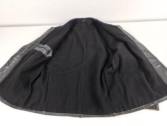 Schwarze Lederjacke mit dunkelblauem Filzkragen. Guter Zustand, sicherlich zivile Fertigung, Einzelstück aus Filmfundus.