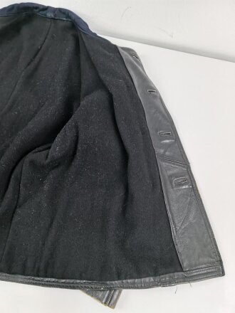 Schwarze Lederjacke mit dunkelblauem Filzkragen. Guter Zustand, sicherlich zivile Fertigung, Einzelstück aus Filmfundus.