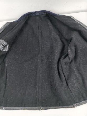 Schwarze Lederjacke mit dunkelblauem Filzkragen. Guter Zustand, sicherlich zivile Fertigung, Einzelstück aus Filmfundus.