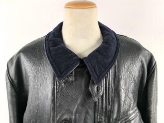 Schwarze Lederjacke mit dunkelblauem Filzkragen. Guter Zustand, sicherlich zivile Fertigung, Einzelstück aus Filmfundus.