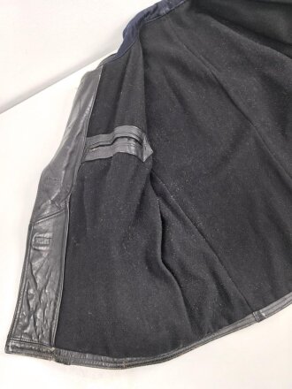 Schwarze Lederjacke mit dunkelblauem Filzkragen. Guter Zustand, sicherlich zivile Fertigung, Einzelstück aus Filmfundus.