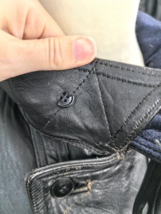 Schwarze Lederjacke mit dunkelblauem Filzkragen. Guter Zustand, sicherlich zivile Fertigung, Einzelstück aus Filmfundus.