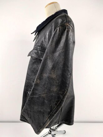 Schwarze Lederjacke mit dunkelblauem Filzkragen. Guter Zustand, sicherlich zivile Fertigung, Einzelstück aus Filmfundus.