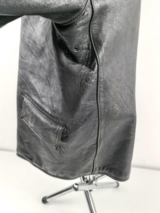 Schwarze Lederjacke mit dunkelblauem Filzkragen. Guter Zustand, sicherlich zivile Fertigung, Einzelstück aus Filmfundus.