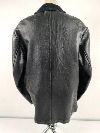 Schwarze Lederjacke mit dunkelblauem Filzkragen. Guter Zustand, sicherlich zivile Fertigung, Einzelstück aus Filmfundus.