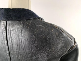 Schwarze Lederjacke mit dunkelblauem Filzkragen. Guter Zustand, sicherlich zivile Fertigung, Einzelstück aus Filmfundus.