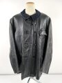 Schwarze Lederjacke mit dunkelblauem Filzkragen. Guter Zustand, sicherlich zivile Fertigung, Einzelstück aus Filmfundus.
